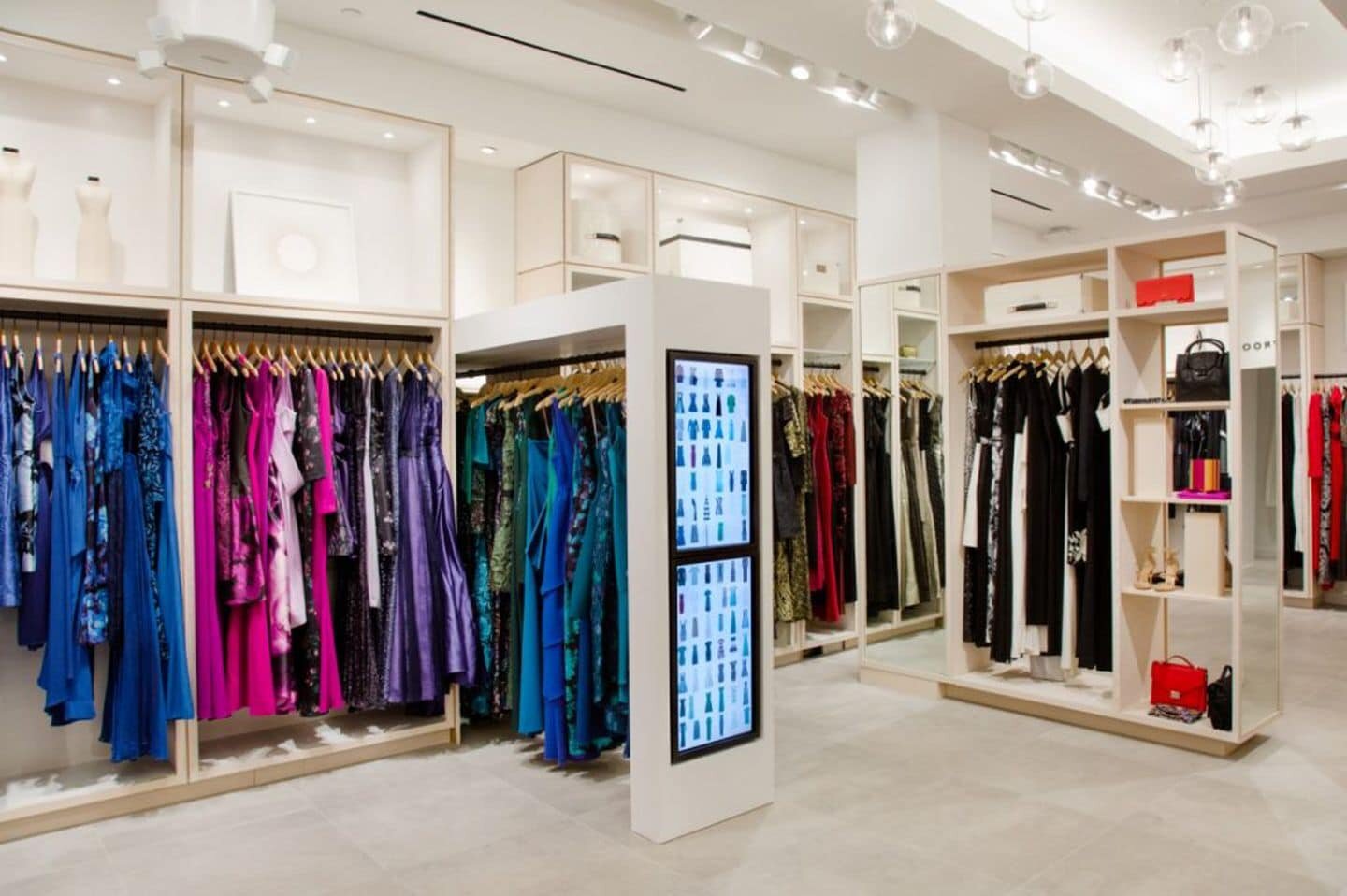 A SEAMLESS DIGITAL > STORE EXPERIENCE