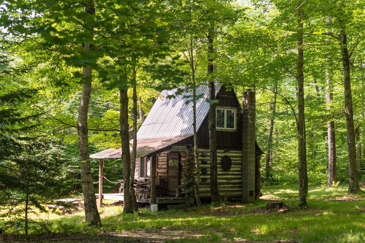 Ye Old Cabin, Montgomery, Vermont Nathanael Asaro / @nathanaelasaro