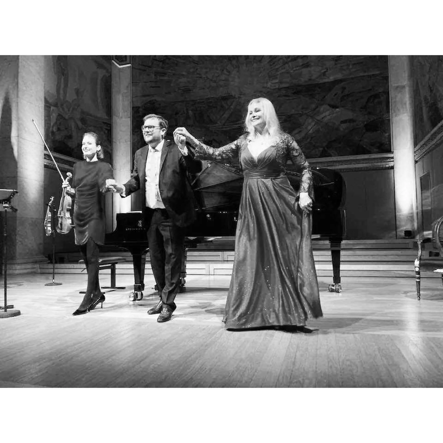 🎄✨ We had a beautiful time giving our first Christmas concert in the University Aula on Wednesday. I&rsquo;m particularly grateful to @hege_gustava_ and @ragnhild.hemsing for premiering my new work The Little Match Girl together with me &mdash; fina