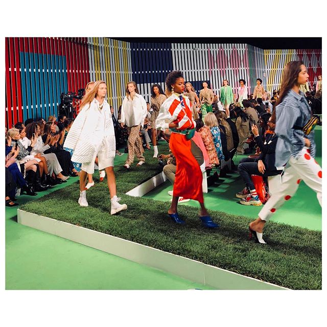 On a very gloomy NYC day, @escadaofficial delivered a beautiful, bright and cheery show, with the perfect mix of classic lines and modern silhouettes. ✅✅✅ #nyfw #escada #ss19