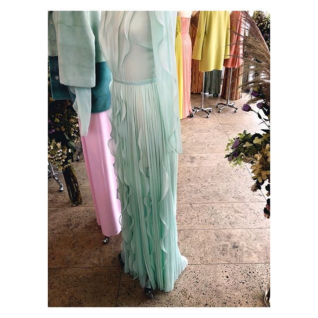 Always so fulfilling and satisfying to see @j_mendel collections, with a phenomenal attention to detail and ever so feminine. Thank you for all you create, Gilles! Leaving inspired. ✨ #NYFW #ss19 #jmendel