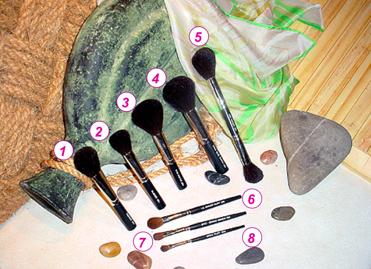 1. BLUSHER: (Pelo de cabra y pony) Aplicar el rubor 2. POWDER (COMPLEXION) : (Pelo de cabra y pony) Aplicar polvos 3. MINI DOME DUSTER: (Pelo de cabra y pony) Tiene diferentes usos. Algunos maquillistas la utilizan para polvos o acabado.