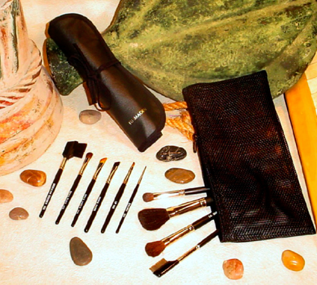 1. BROW/LASH GROOMER: (Cerdas sintéticas) Excelente para cepillar y peinar las cejas, el peine puede servir para separar las pestañas después del rimel. 2. SMALL FLUFF: (Pelo de marta cebellina) Es un pincel básico para aplicar sombras y