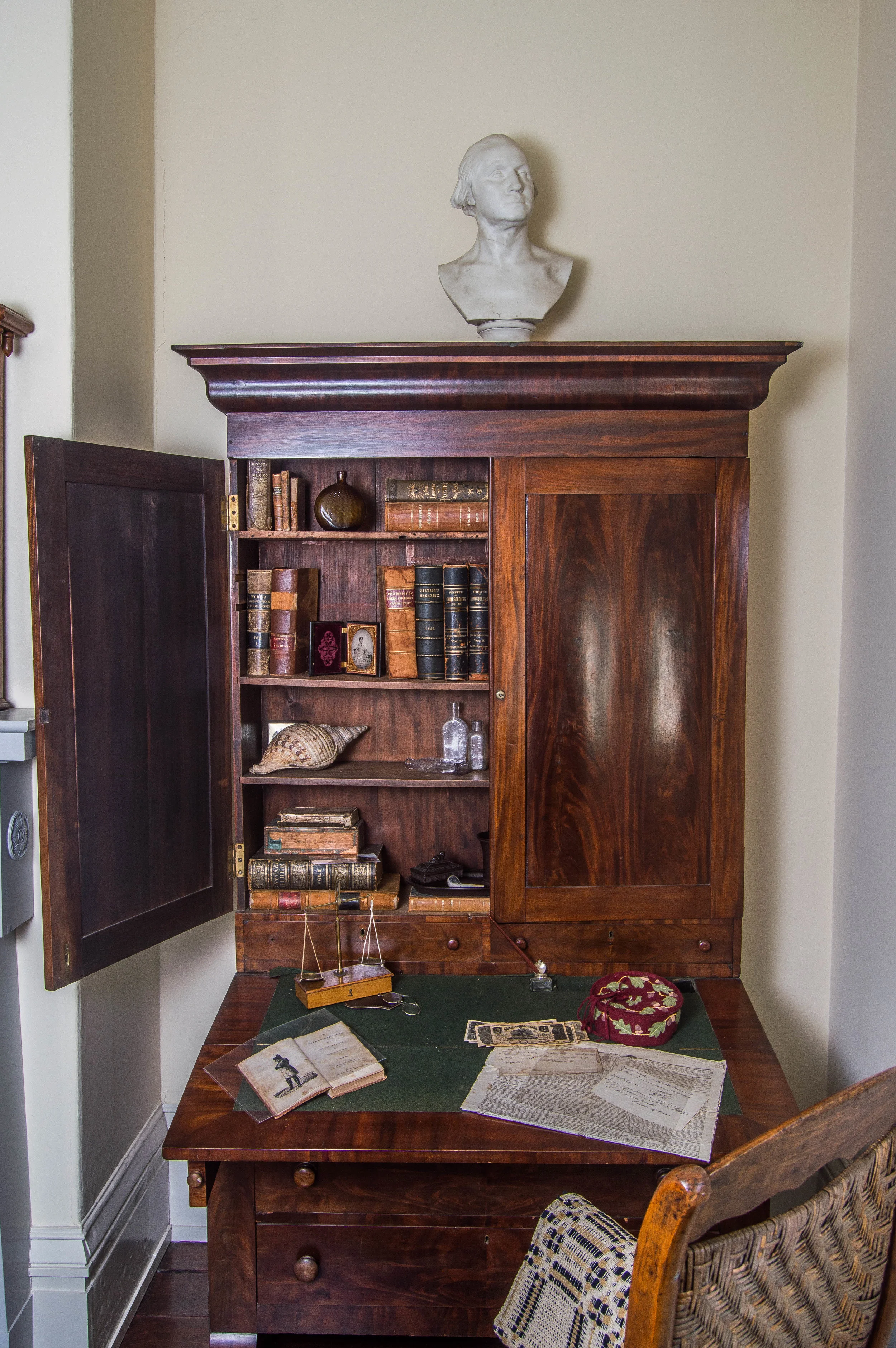 Desk in Gentleman's Parlor.jpg