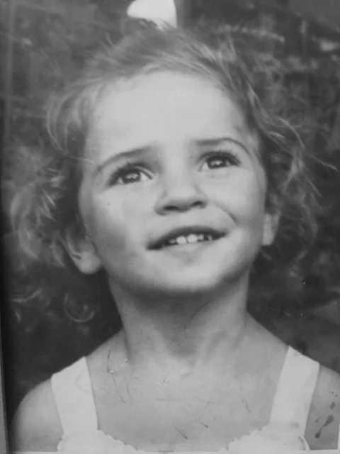 Caroline at 4 years old, just before her mother died.