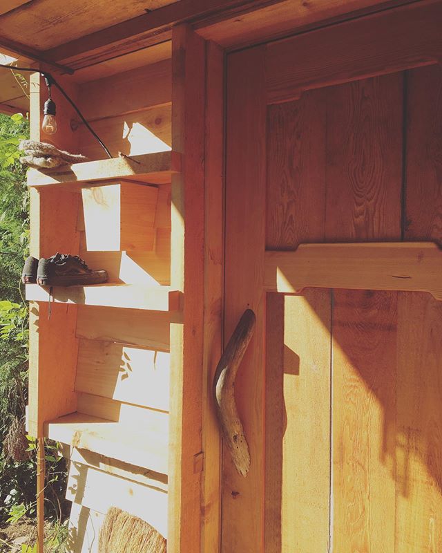 Front door shelf finally got its backing and a light cover at the old cabin!
#tinyhouse #sunshinecoast #tinyliving