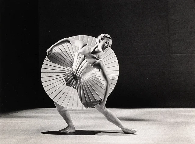 MOVEMENT STUDY: 'DAS TRIADISCHES BALLETT,' OSKAR SCHLEMMER, AND THE BAUHAUS THEATER