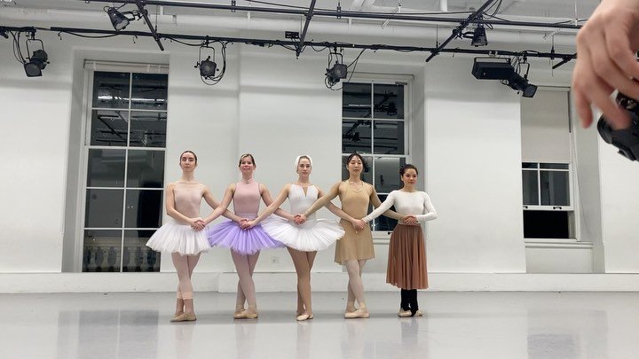 Took a month long workshop with @dessiebuns (one of my fav instructors at the Joffrey) and about 30 other dancers to learn the &ldquo;4 Little Swans&rdquo; variation from Swan Lake at @gibneydance studio. It was hard work and so much fun. 

First sli