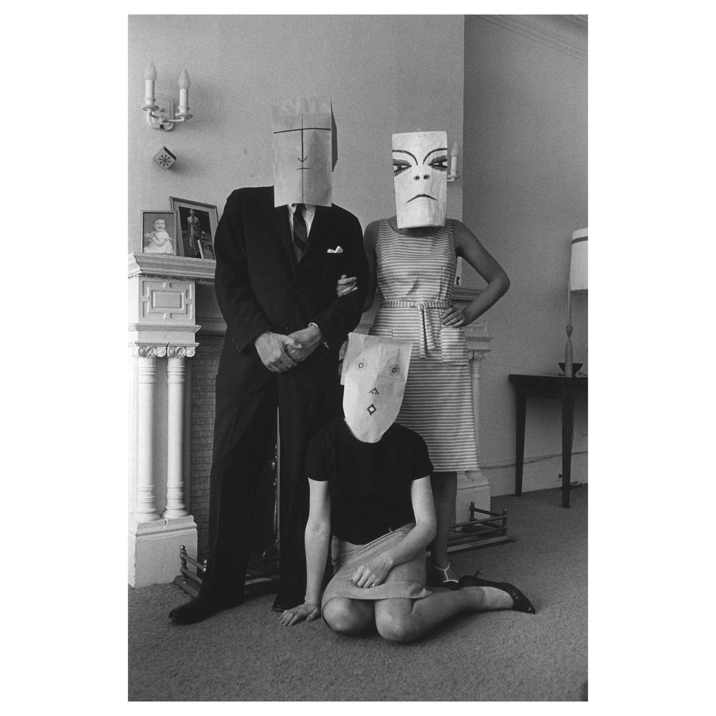 Small Family Group, Chelsea Hotel. From the Mask Series with Saul Steinberg, 1962. Photograph by Inge Morath. +Color images of some of Saul Steinberg&rsquo;s masks made between 1959-1962!

#saulsteinberg #paperbagmask #ingemorath