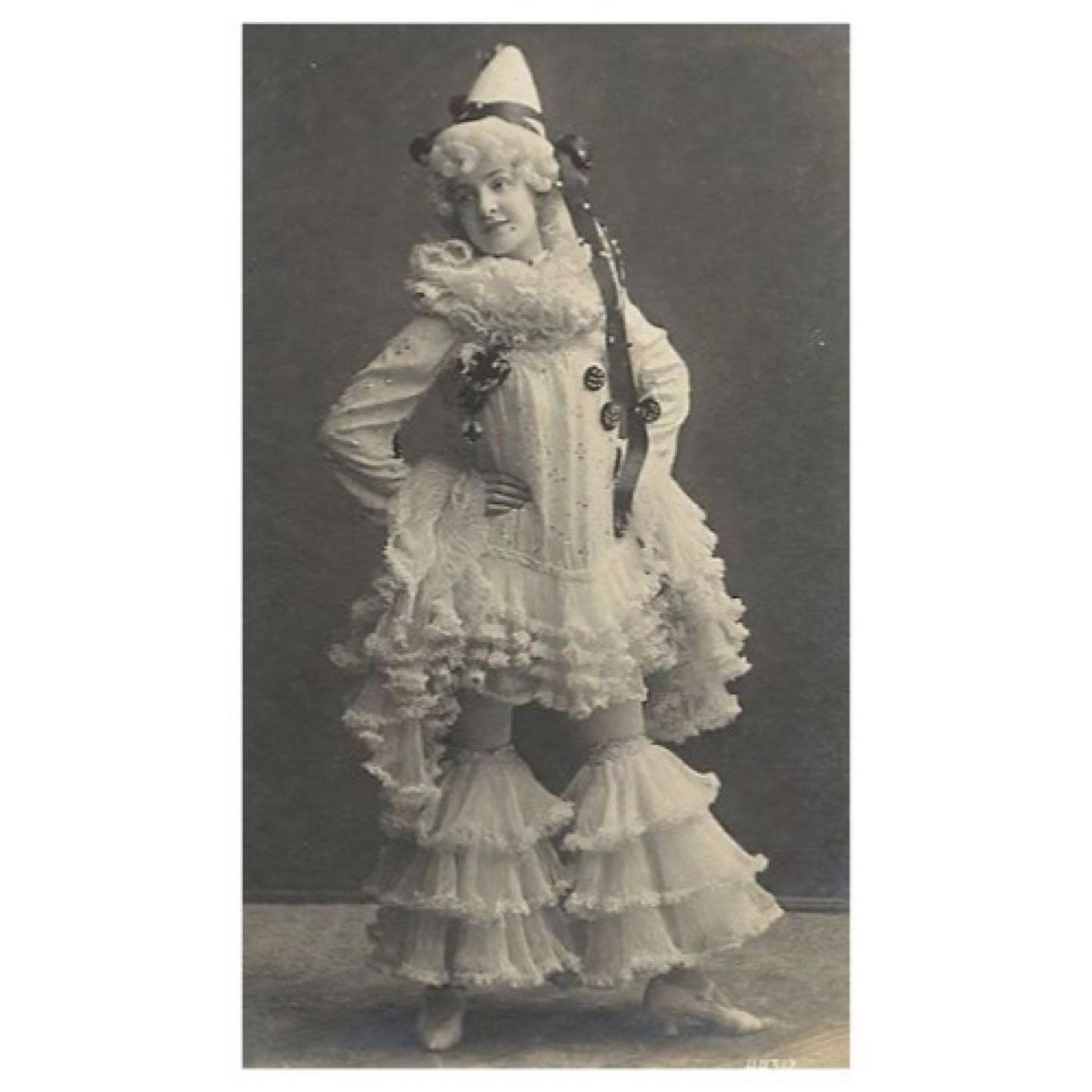 1920s ruffle clown costume

I couldn&rsquo;t find the performer&rsquo;s name or costumer info, but I love her ruffle bell bottoms, they look like they&rsquo;d just bounce as u walk. ☁️