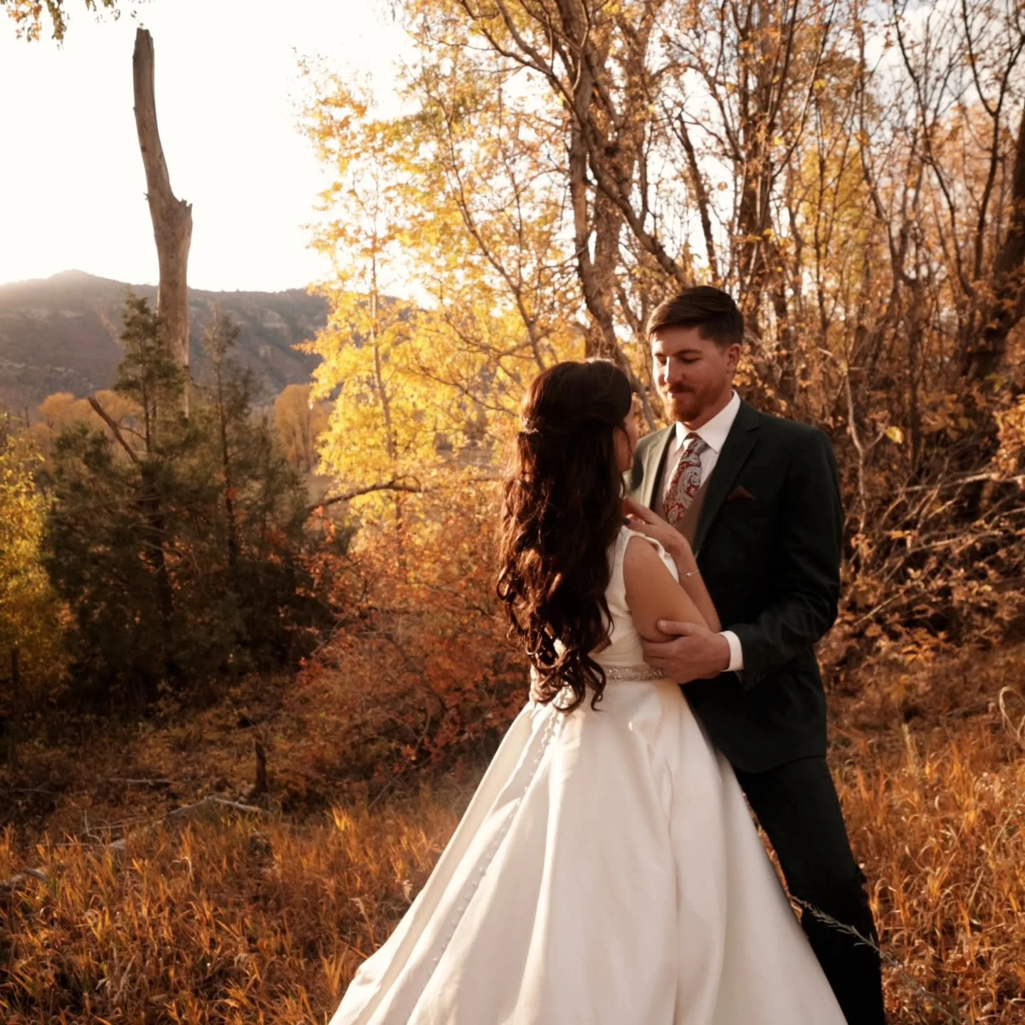 The rustle of leaves, the chill in the air, the warmth of forever — autumn love stories deserve to be remembered in motion 
#FallWeddingVibes #WeddingFilms #LoveInEveryFrame #TravelingVideographer
#WanderlustWeddings
#DestinationWeddingFilmmak
