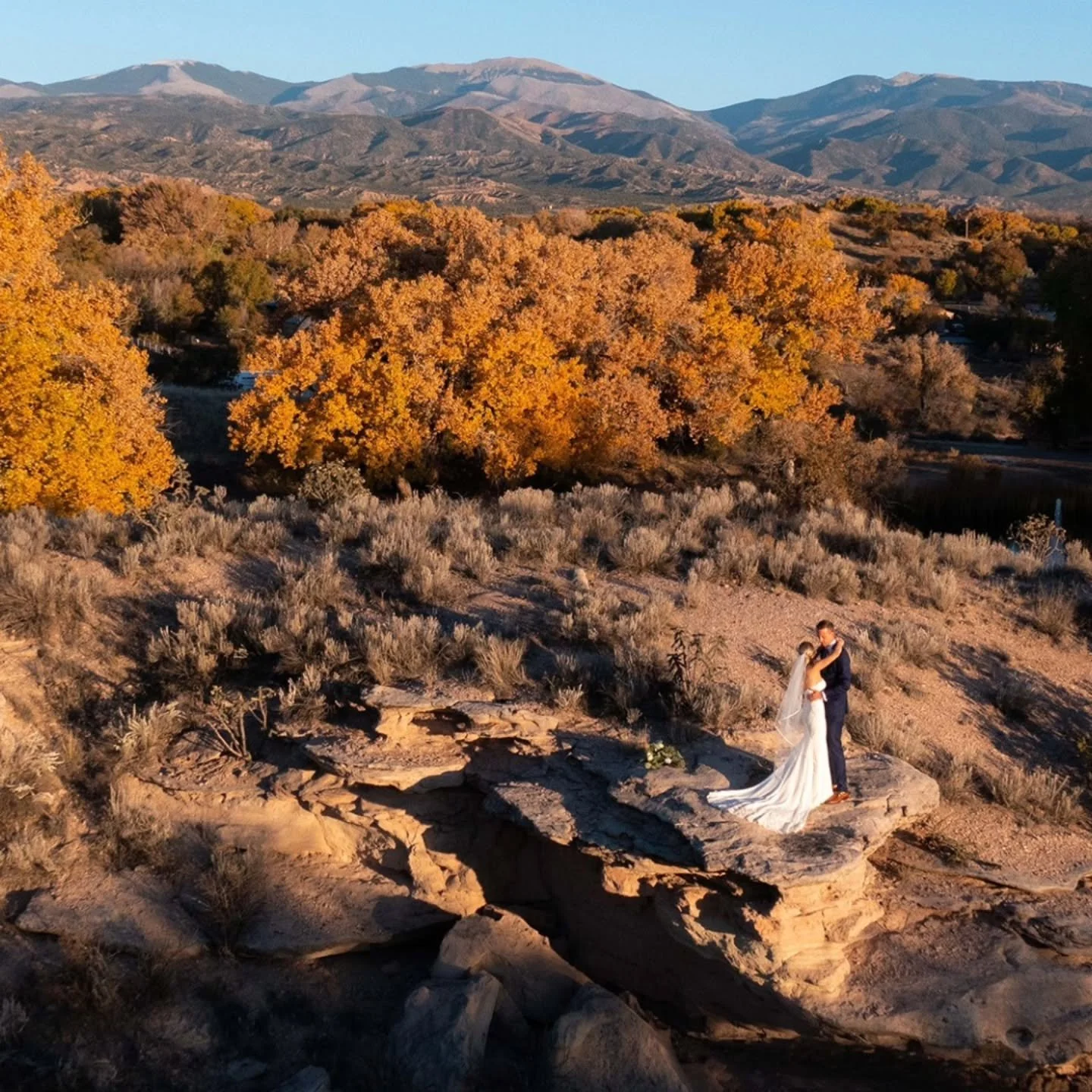Three reasons we can’t get enough of fall weddings
1️⃣ Golden light – that dreamy, warm glow makes every shot cinematic.
2️⃣ Rich colors – nature gives us the perfect backdrop with fiery trees and cozy tones.
3️⃣ Authentic moments