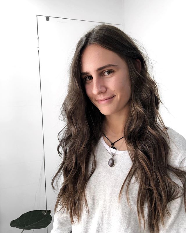 Look at this beauty 😍 with fresh glowing locks! Can’t beat going natural, adding some shine using @dnaorganics products & our signature @lexibannister_hair waves 👌🏻 happy hump day peeps! #lexibannisterhair #dnaorganics ..
..
..
#hairbrown #brunettebalayage #brunettehighlights #brunettehaircolor #longbrownhair #longhairdocare #longhairlove #hairwaves #organichaircare #canberrahair #canberralife #canberrasalon #canberrahairstylist #canberrahairdresser #colourspecialist