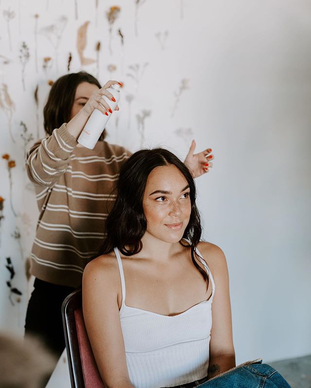 ✨Finishing touches... Photography by @jennywuphotography
Florist + styling by @wiluna.studio
Makeup by @jessicaperismakeup
Brows by @itsthelab
Model @hustlinlin