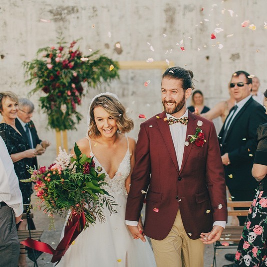 Side note guys: my wedding (of which I still did my bridesmaids’ and my hair 💁♀️) was featured over on @hooraymag!! Head on over to check out all the goodness #takemeback ❤️ | 📸 by @therobertsonsphotography