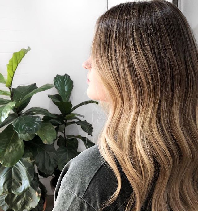 A little @colourby_zoe for your Thursday inspo! How beautiful does this look?! Gimme gimme. Using @dnaorganics of course in at the @lexibannister_hair salon! Hit us up if ya want this fresh👆🏻look. #colourbyzoe #lexibannisterhair #dnaorganics ..
..
..
#canberrahair #livedinwaves #seamlessblend #highlightedhair #wavedhair #surfacehair #colourproofhair #naturalbalayage #balayagefeatured #warmbalayage #balayagedhair #balayageinspo #balayagegoals #subtlebalayage #maneaddicts #modernsalon