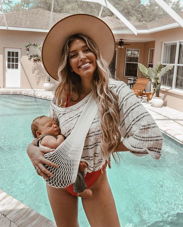 Pretty please take us back to Australian Summer so we can look as fresh, warm, tanned and cool as this babe right here 👆🏻@kelsrfloyd we want those perfect lush locks and that post baby glow right?! #hairgoals #hairinspo @lexibannister_hair #lexibannisterhair ..
..
..
#dimensionalhair #longlayershaircut #longlayeredhaircut #teasylights #naturalbalayage #warmbalayage #blondehighlights #blendedhair #blondeme #babehair #summerhaircolor