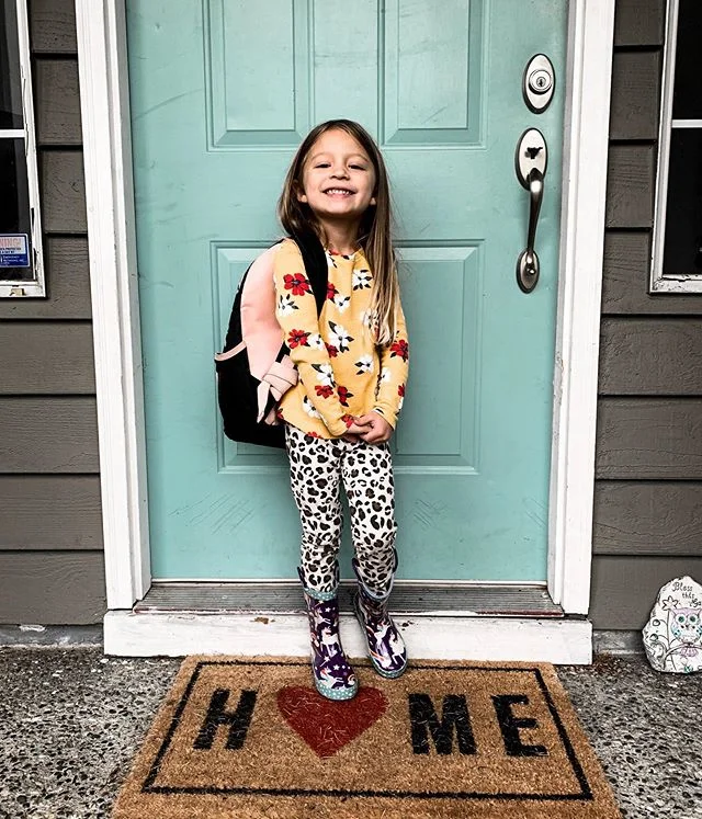 My baby started preschool today!! A classic moment.... me dropping her off and she runs away to start playing. I have to ask her for a goodbye hug before she quickly runs away again, and me, leaving with tears in my eyes. 😭😭 She was nervous, but I 