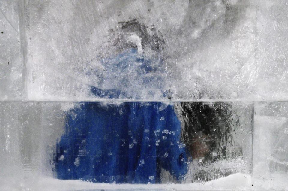 Xiao Lu, Detail of Polar 极地, 2016, Photographic documentation of 23 October 2016 performance in Beijing, China by Yi Zhilei, courtesy of Xiao Lu