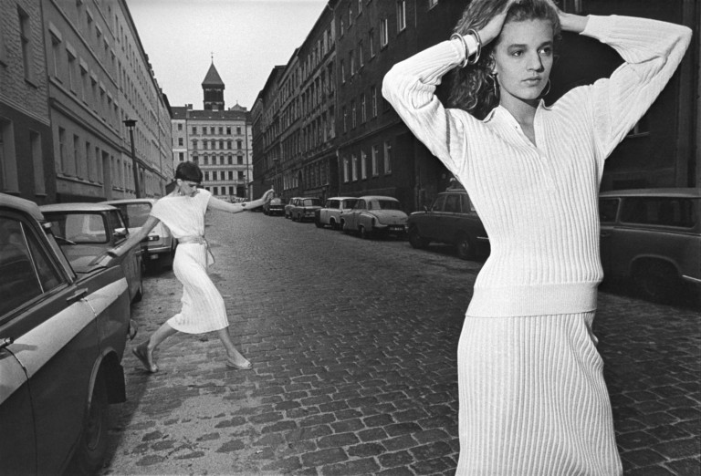 Modefoto für "Sibylle" mit Grit Kundler, 1986, Berlin-Prenzlauer Berg, DDR