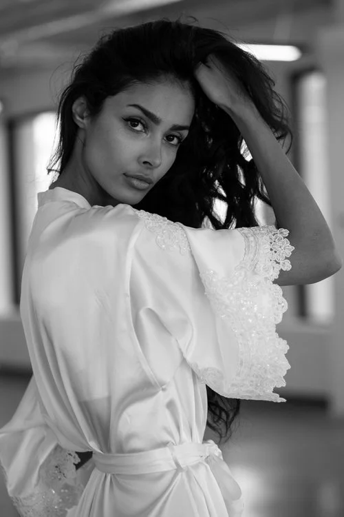 Welcoming Daphne Newman’s handmade silk robes and slips to the hand selected accessories available at Helen Rodrigues Bridal