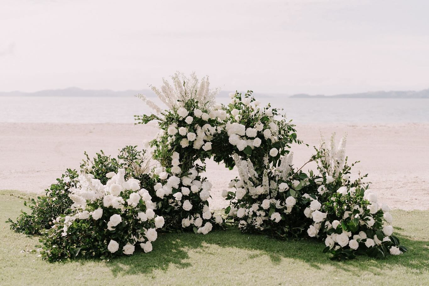 DREAMY 🤍 Styling perfection by @onelovelydaystyling &amp; @michelecoomeyfloral for #hrrealbride Lydia