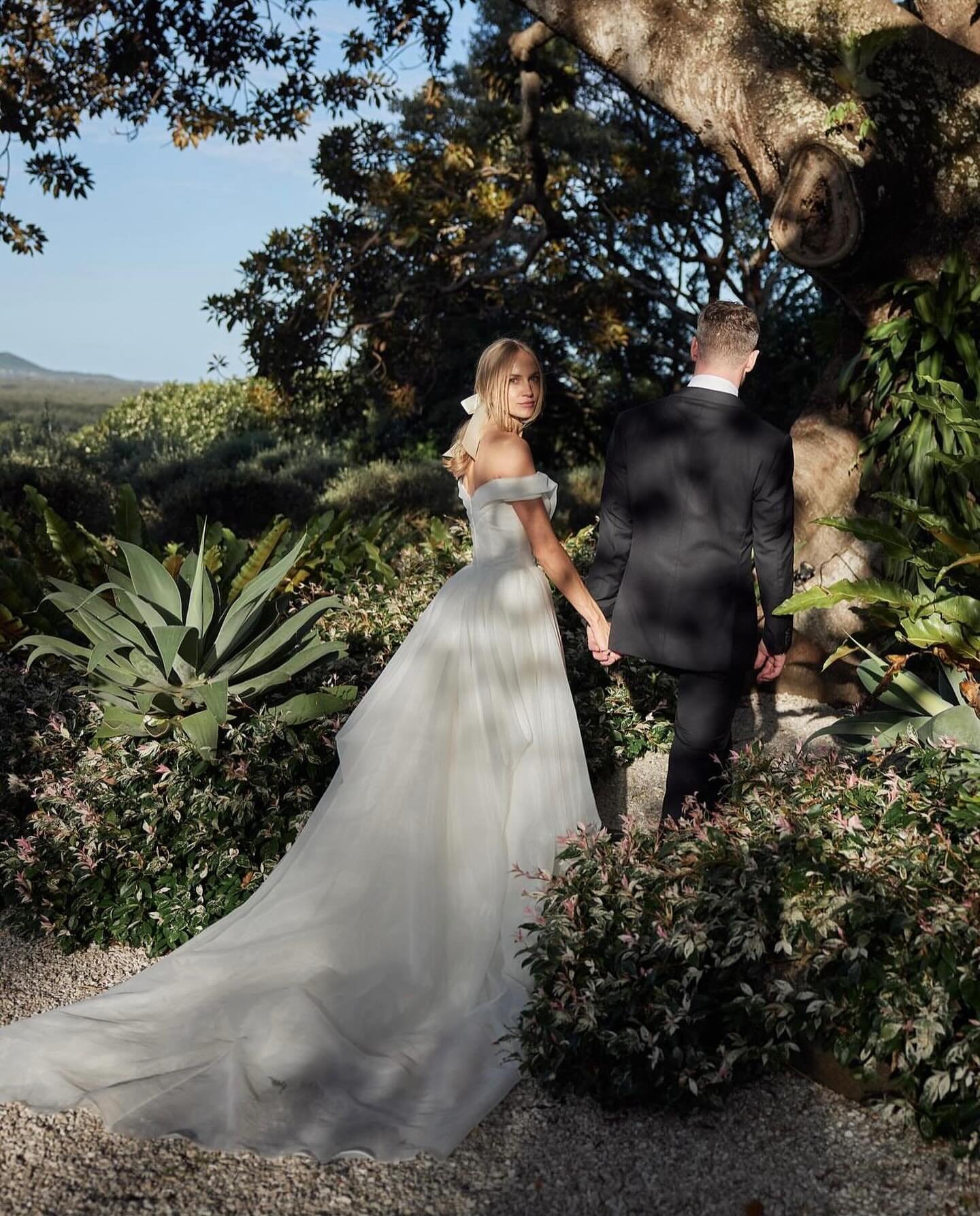 BREATHTAKING 🤍 Byron Bay Bliss for #hrrealbride Ella in her ethereal Monique Lhuillier gown, styled to perfection with Jennifer Behr bow | @lostinlove_photography @nikau.flora @moniquelhuillierbride @jenniferbehr @byronbayweddings