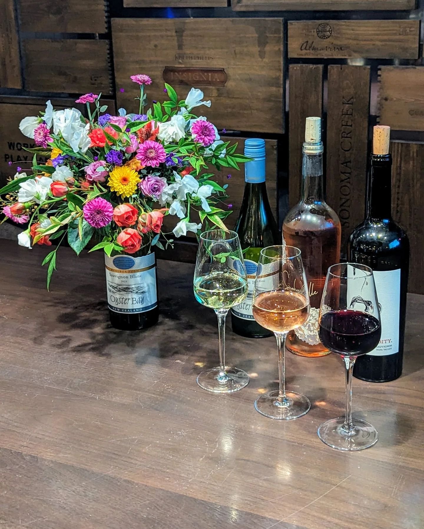 Join us for our next workshop paired with a wine tasting led by @wine_with_me_kate and hosted at @vintedge_winebar on December 11th from 6pm-8pm!

This workshop is going to be an absolute blast flower fans. Let's get our hands dirty and our glass fil