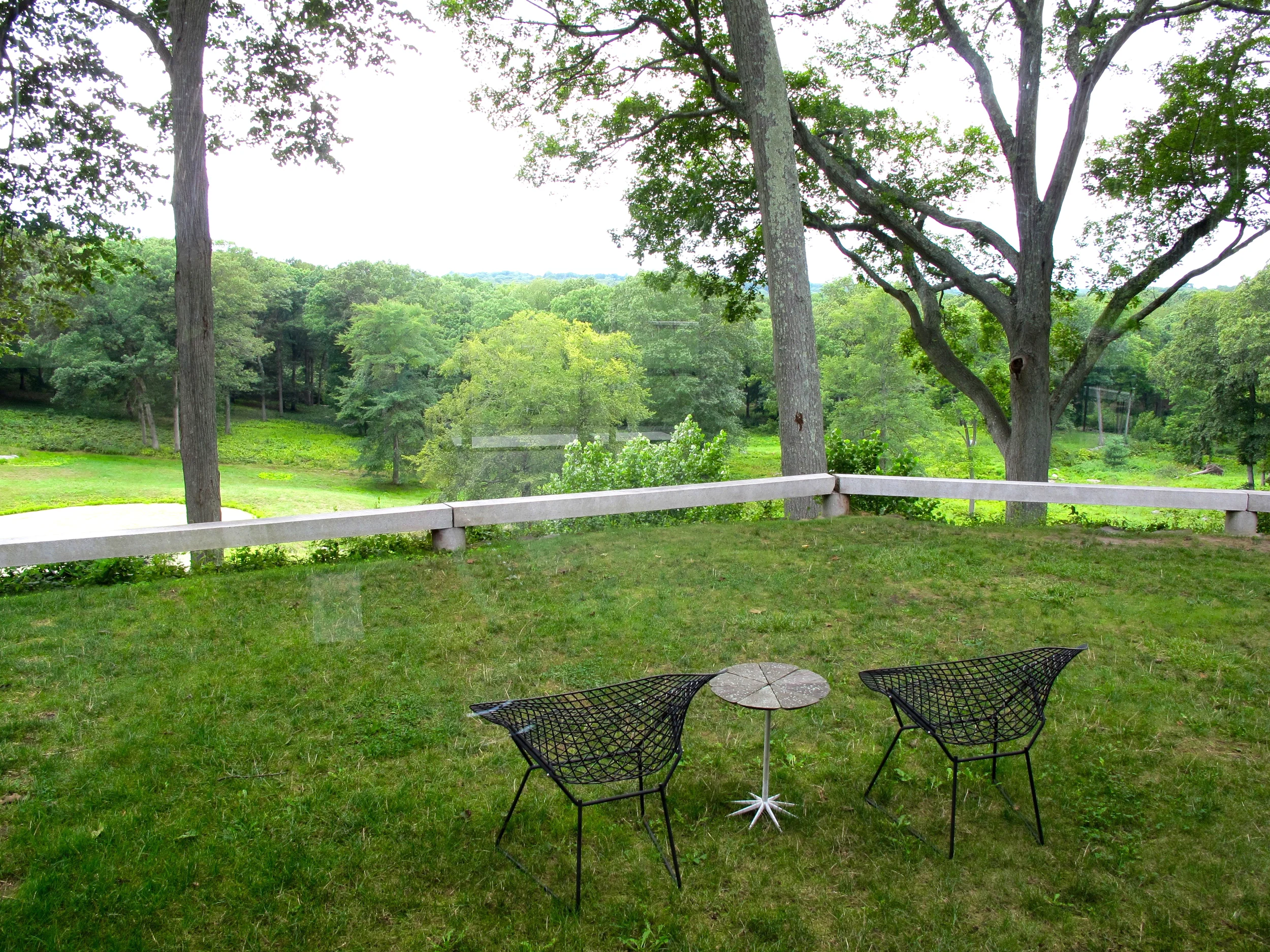 A serene sitting plac e , just outside the living area. Harry Bertoia, Bertoia Diamond lounge, 1952; Richard Schultz Petal (320R) side table, 1960.