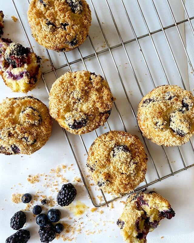 Blackberry and blueberry muffins with a streusel crumble 🧁
.
.
.
.
.
.
 #baking #baker #muffins #blueberry #blackberry #blueberrymuffins #butter #bakedgoods #fresh #cooking #home #homemade #cook #recipe #food #foodporn #foodphoto #foodphotography #f