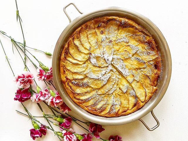 Kicking off this long (slash birthday) weekend with an apple clafoutis 🍎🍏🍎 I may not be able to pronounce this dessert but I can make it! It&rsquo;s a custard-y, apple-y, yumm-y baked treat✨ @bonappetitmag @csaffitz .
.
.
.
.
.
.
 #baking #bake #a