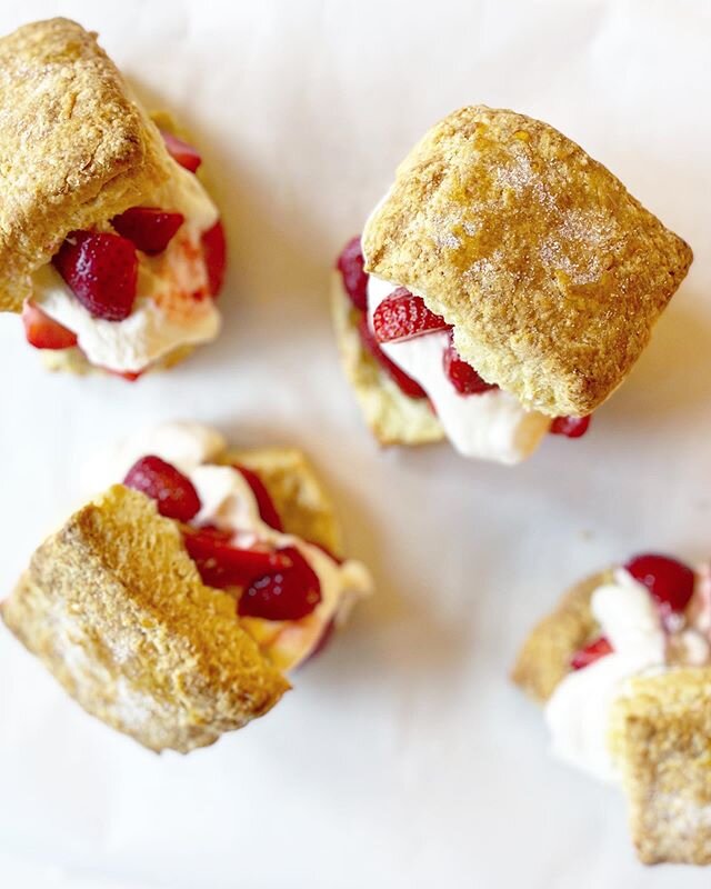 Back at the baking game with these summer strawberry shortcakes 🍓☀️🍓Freshly whipped cream and berries are a classic combo for a reason 😉 Make sure to macerate your strawberries to get all that delish natural juicy syrup 🍰 I also like to drizzle a