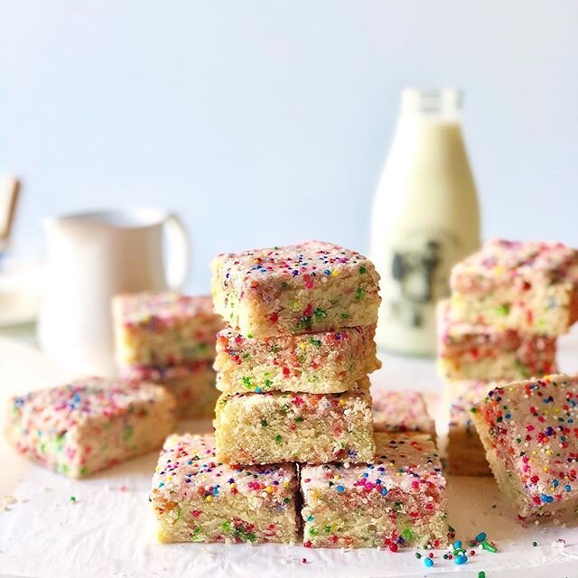 Sprinkle alert! 💜 These festive sugar cookie bars are perfect for celebrating EVERYONE &mdash; every colour, race, sexuality, gender 🌈 They&rsquo;re a little fudgey, a little cakey, and a lot inclusive 🙌🏼 Be kind out there ❤️
.
.
Recipe 🗒: @kick