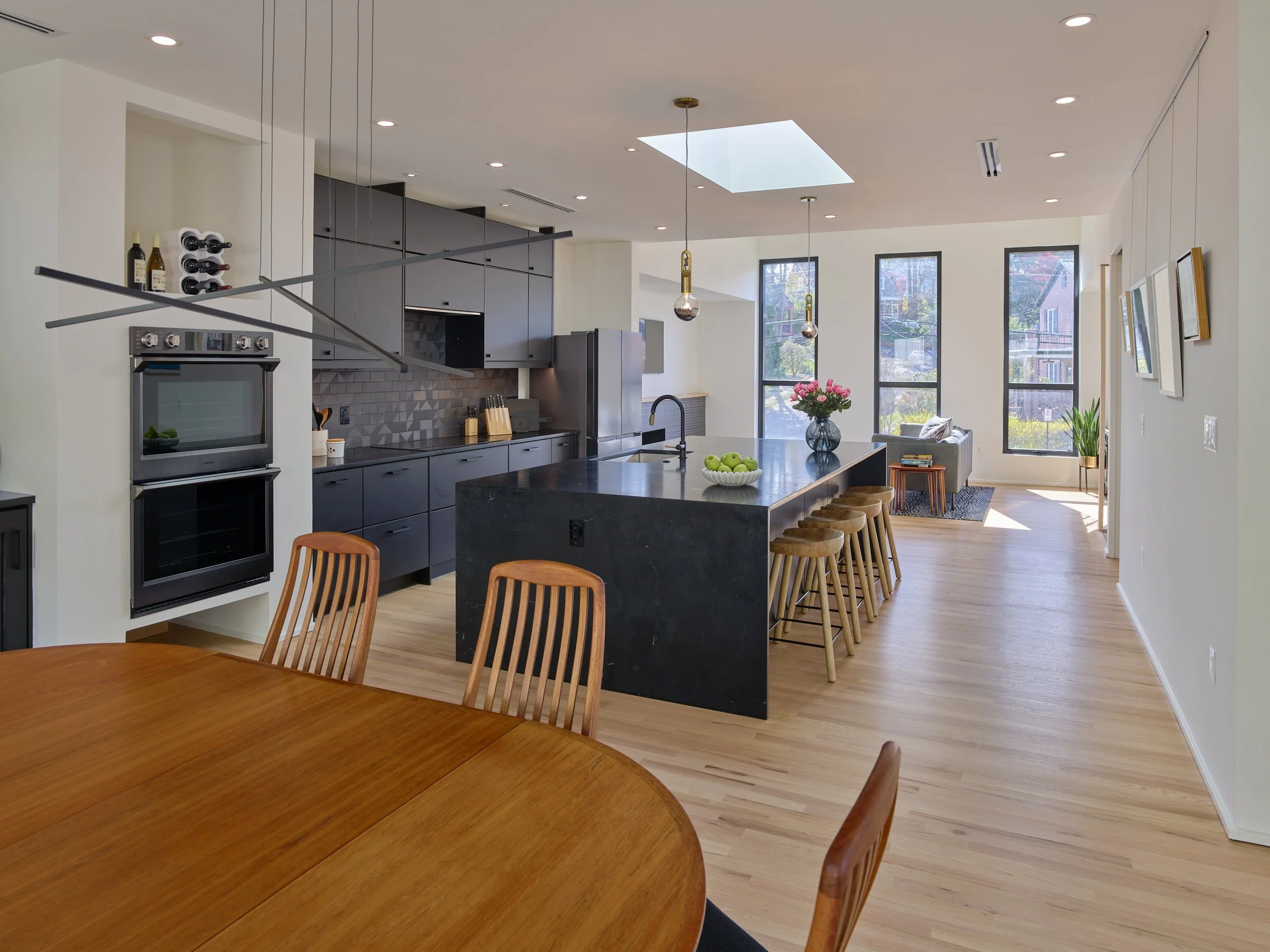 KITCHEN AND LIVING ROOM VIEW (photo Alan Karchmer) 