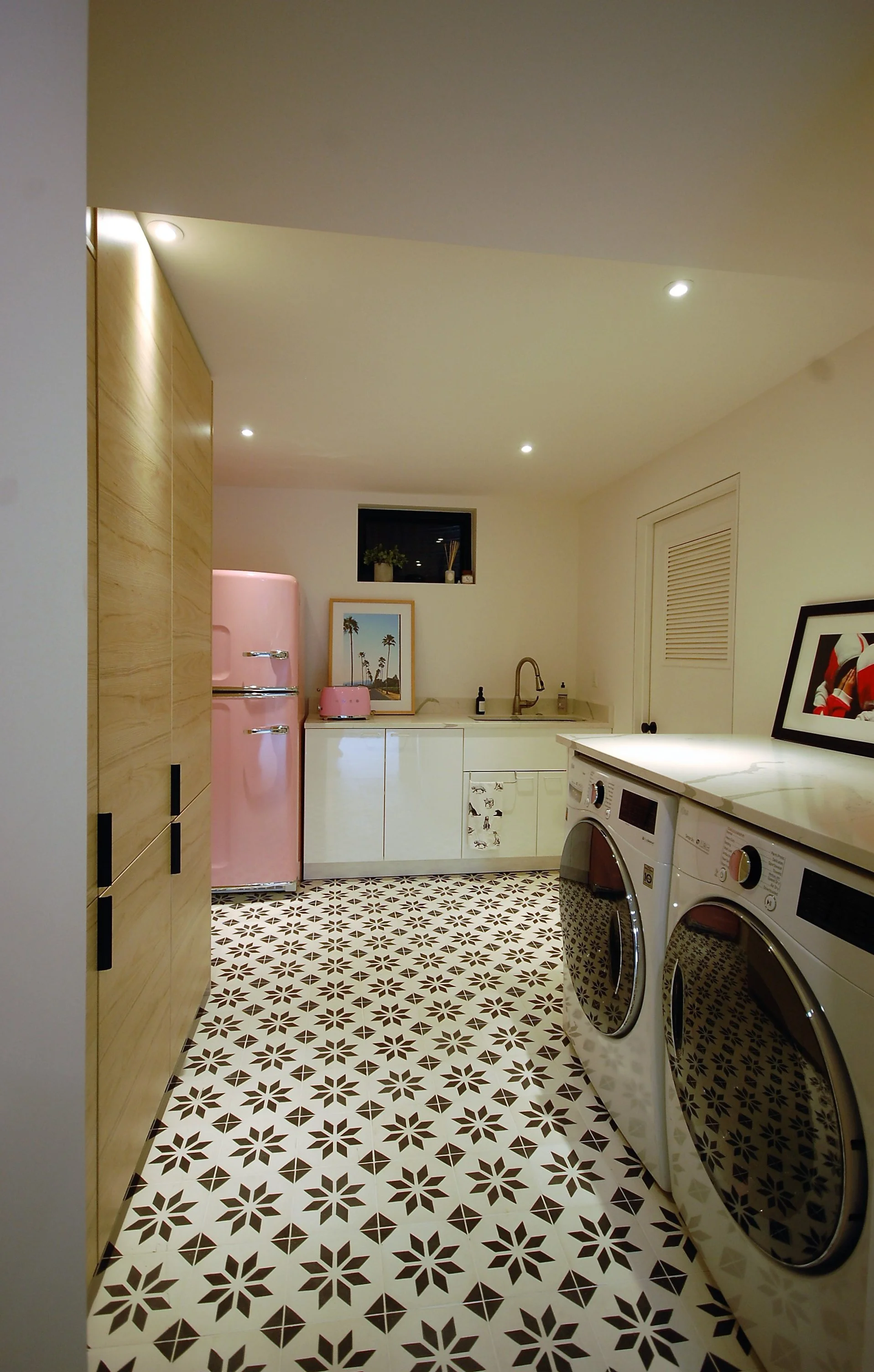LAUNDRY ROOM 