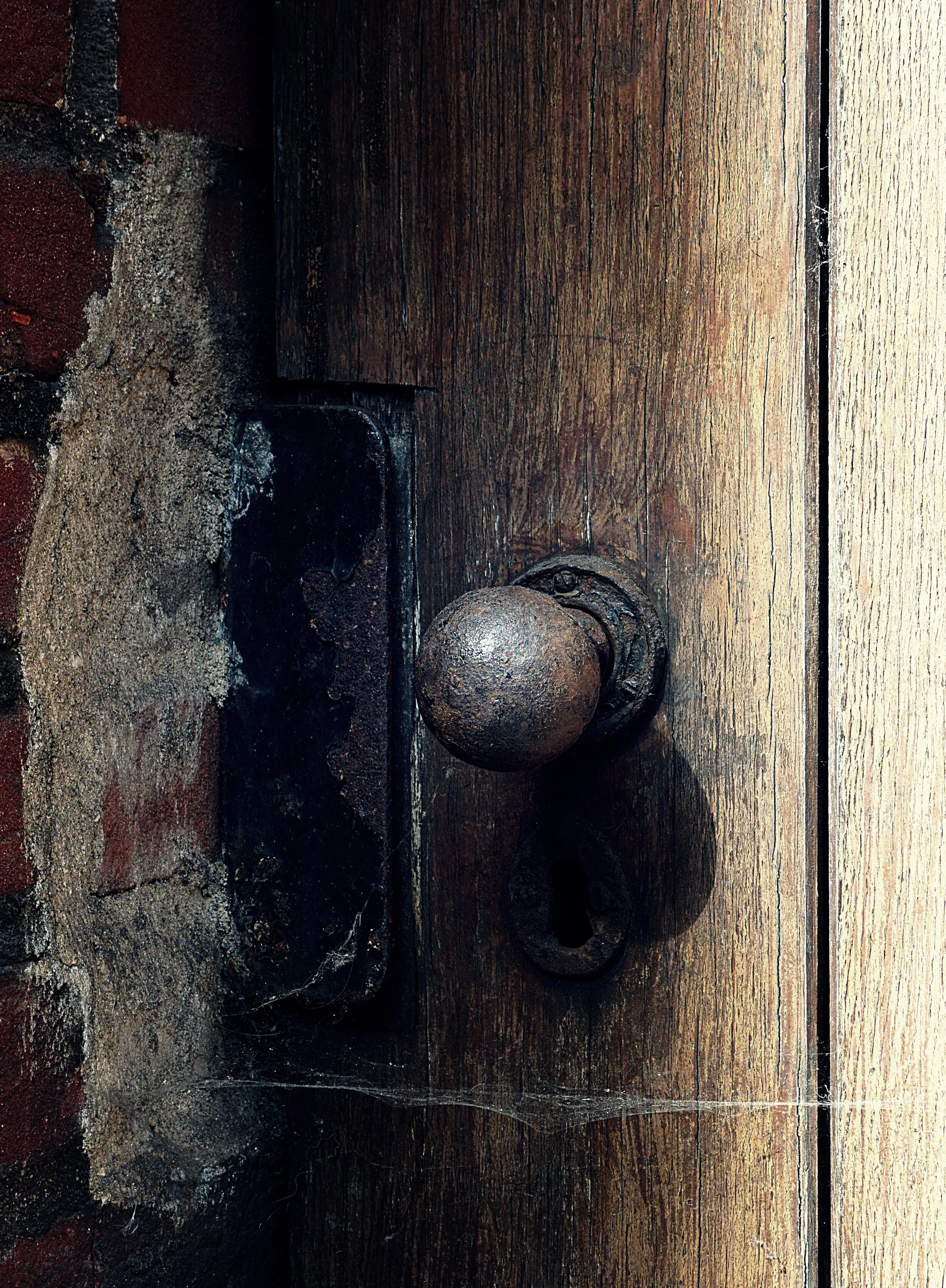 door-knob-on-an-old-wooden-door-2940371.jpg