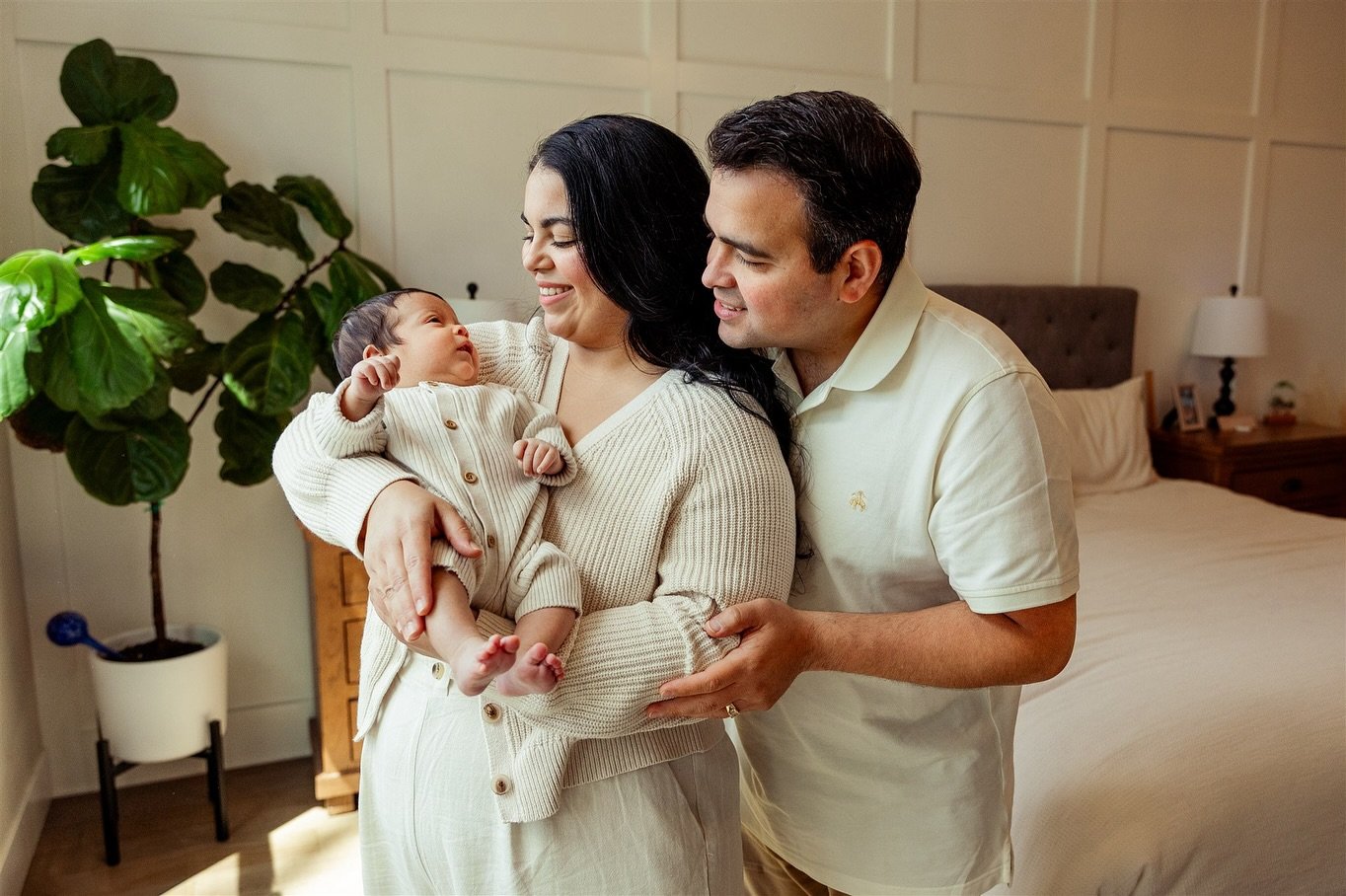 Curious why I keep props to a minimum and recommend wearing warm, creamy colors during your newborn session? 👶🏼🤎

It&rsquo;s because the purpose of these photos is to document your love for your baby &mdash; and I don&rsquo;t want anything in the 