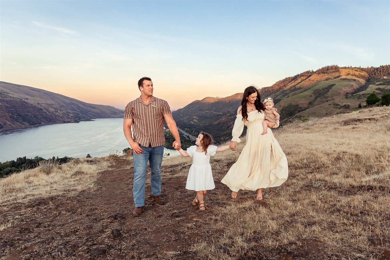 When it comes to choosing the perfect location for your family photos in the Pacific Northwest, it really makes such a big difference to consider the landscape 😍

Think wide open views on the Oregon coast 🌊

Golden cliffs and mountain ranges windin