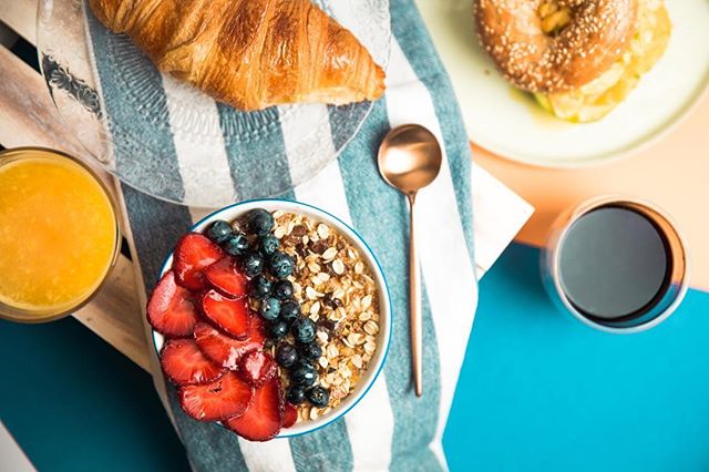 Breakfast meeting of champions.😍🍳But where&rsquo;s the 🥓? 😝 Happy #Friday, friends!