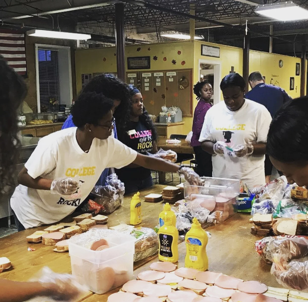 KSU join Seven Bridges Ministries to help pack lunches for street ministry!