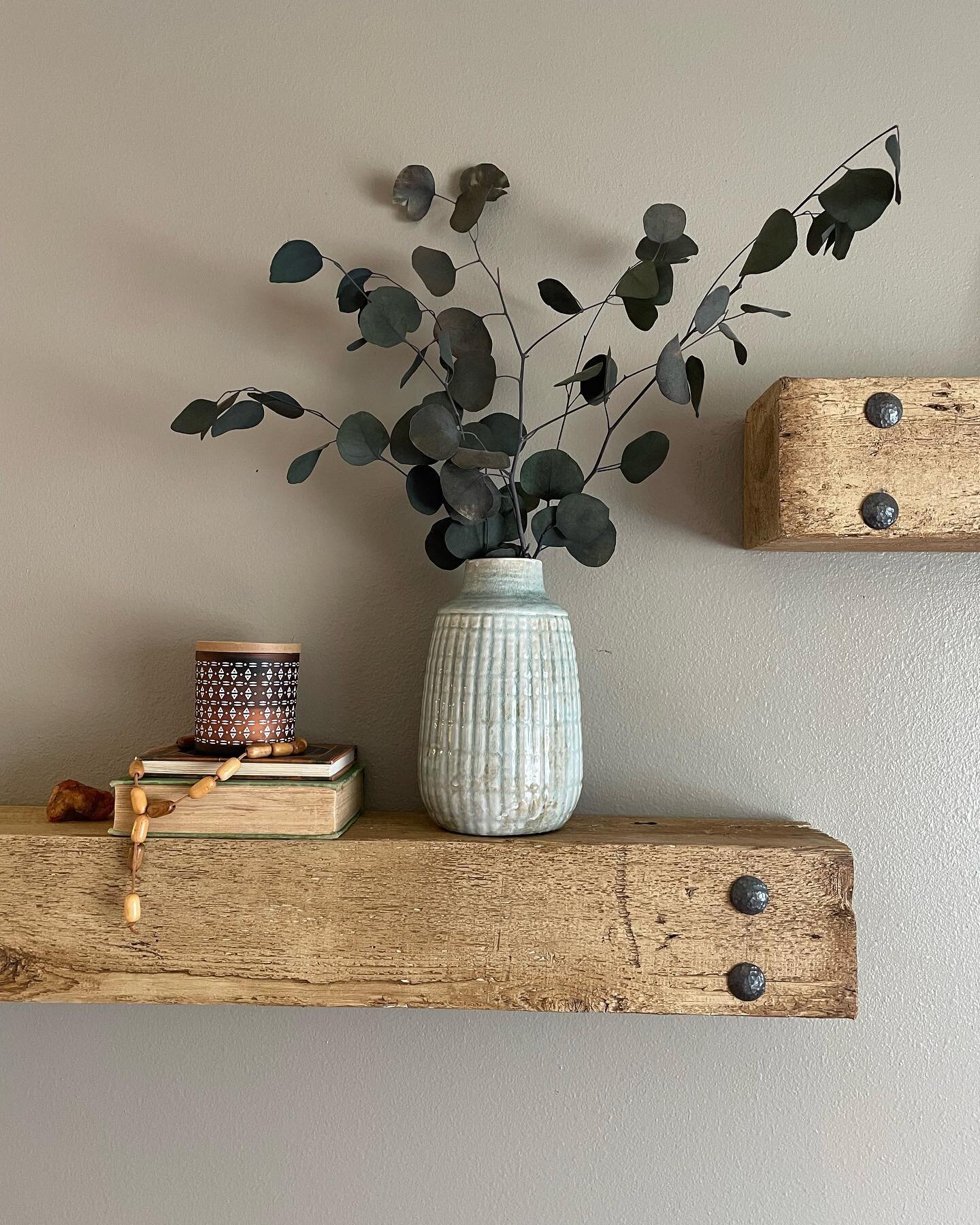 A little decor moment 

#design #decor #homedecor #interiordesign #farmhousedecor #silverdollareucalyptus #reclaimedwood #shelfie #modernfarmhouse