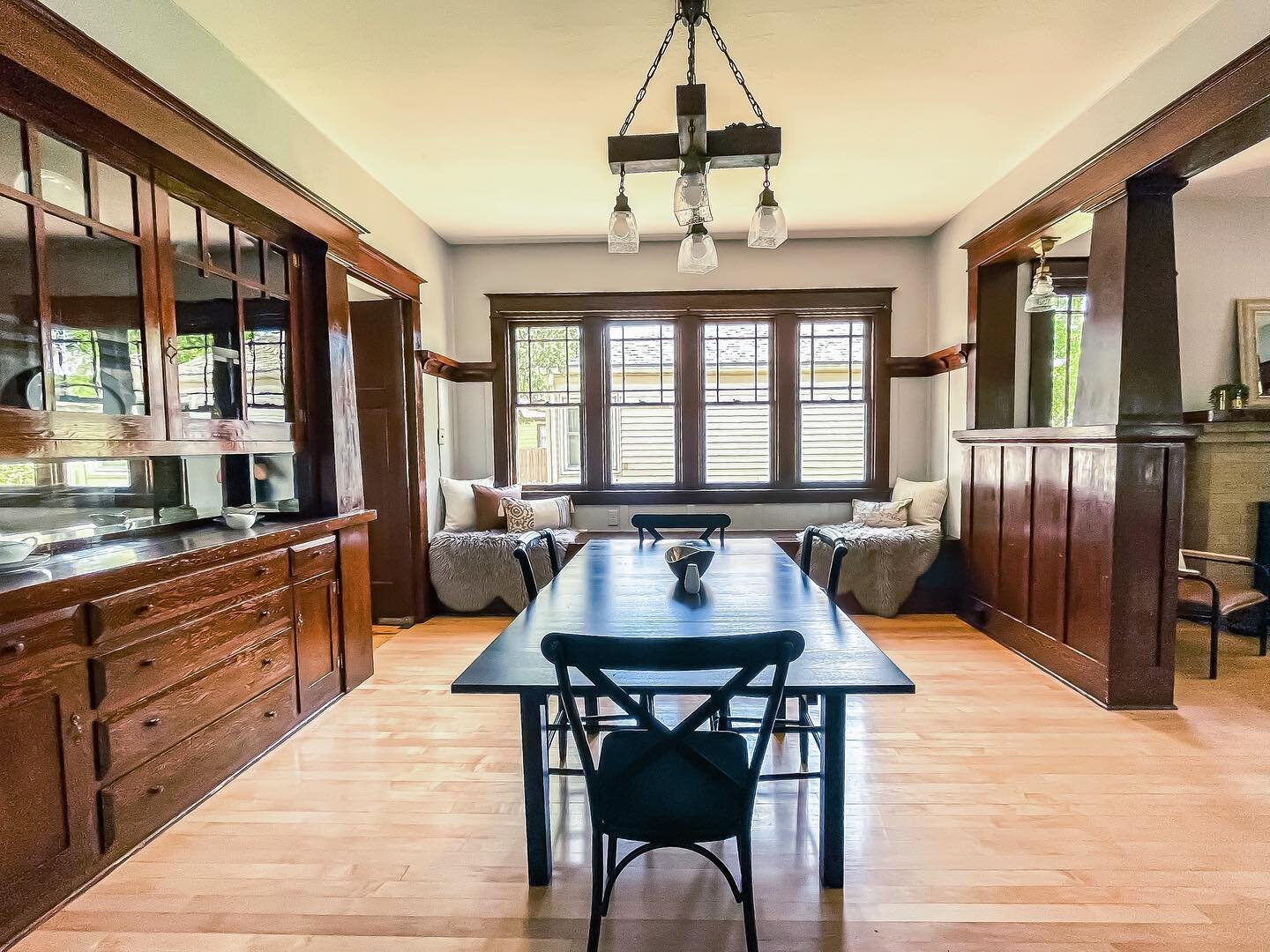 How much do you love the original woodwork and light fixtures in the dining room of this craftsman home? &hearts;️
