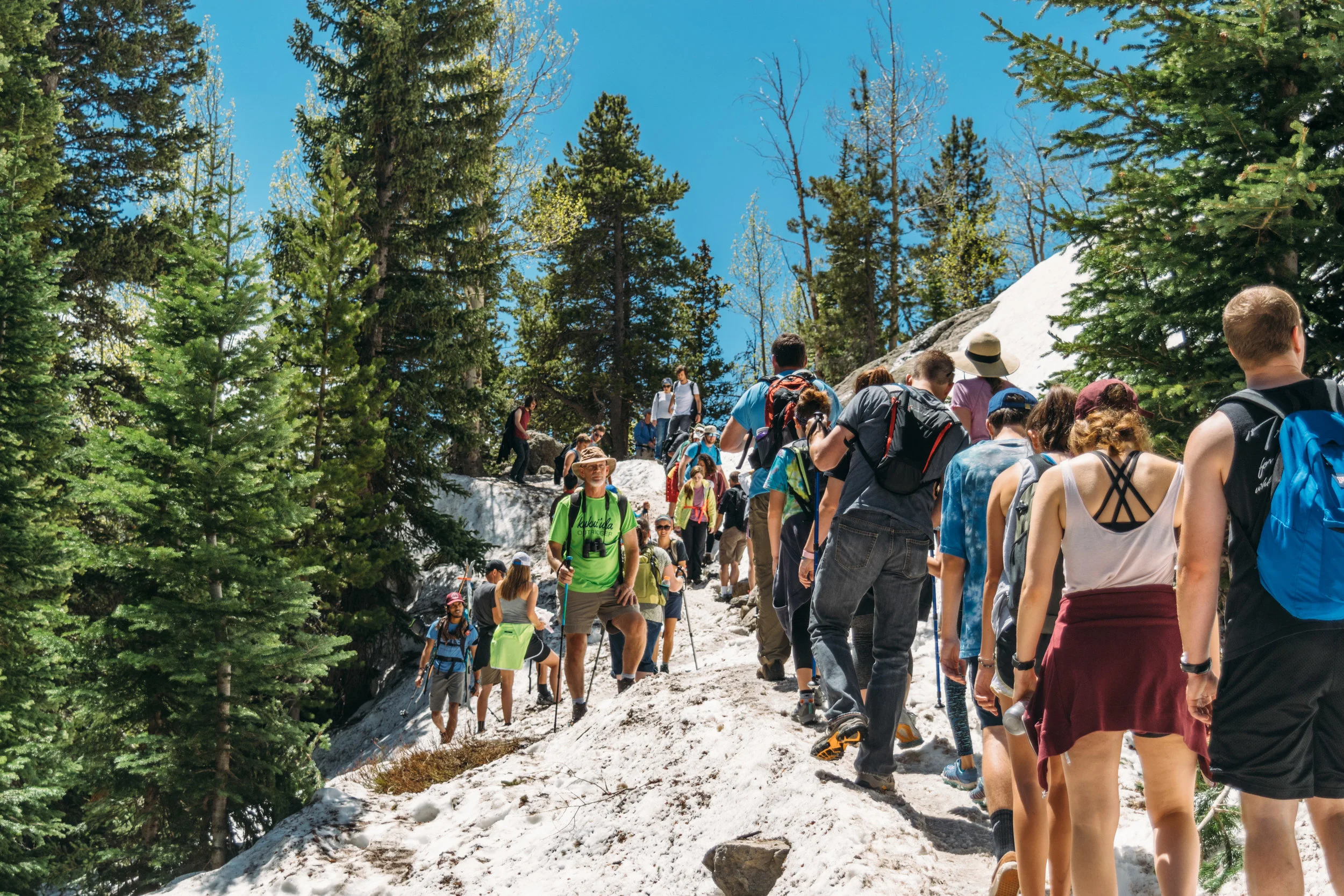 SO MANY PEOPLE! This is why I always say to get to Emerald Lake EARLY!