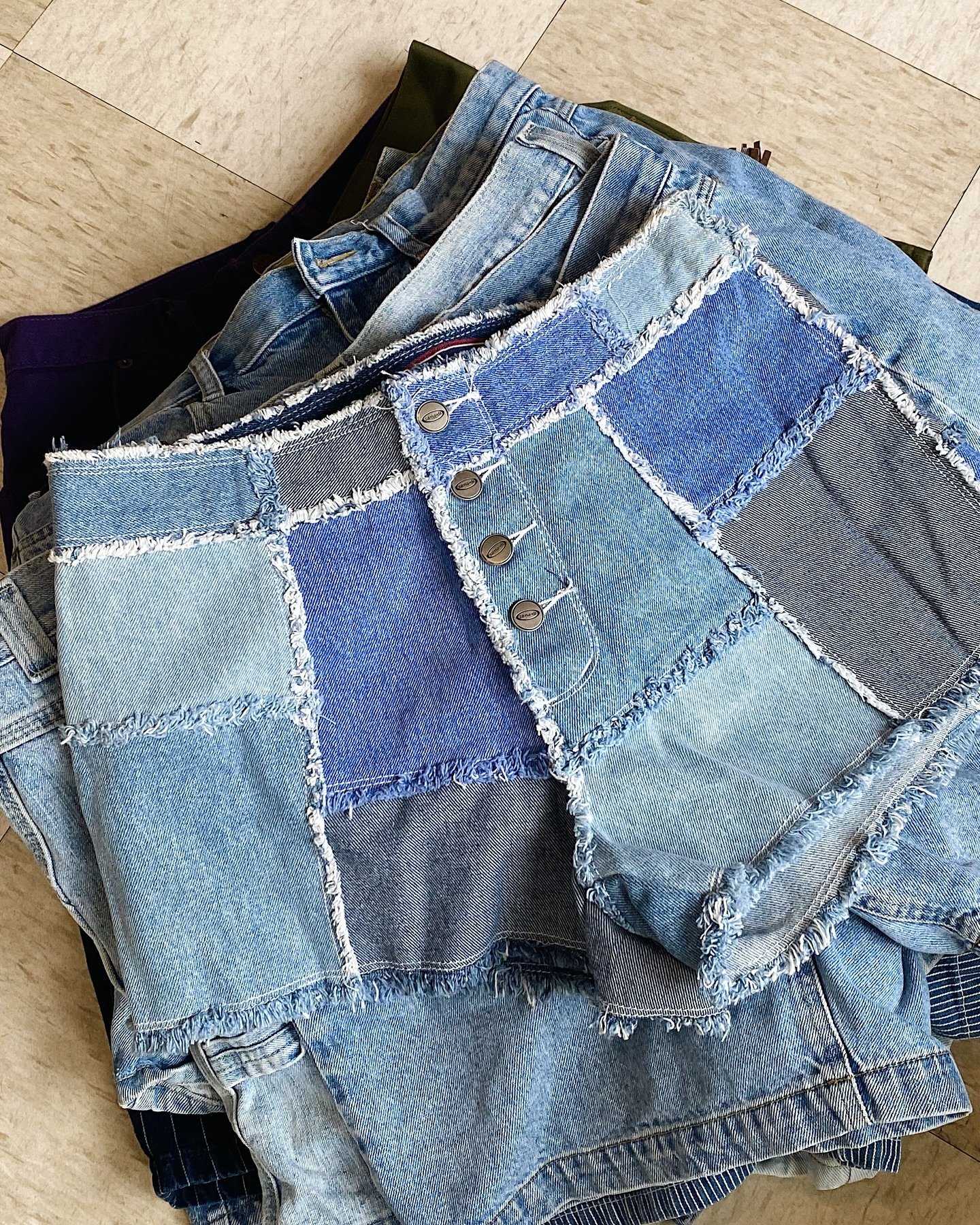 Filmed a while reel showing off all these lovely beauties but Instagram won&rsquo;t let me post. (Let&rsquo;s hope this works) Anyways&hellip;

VINTAGE SHORTS DROP Saturday 4/20 (TOMORROW)! Shop over 50 pairs of vintage denim shorts in-store only.