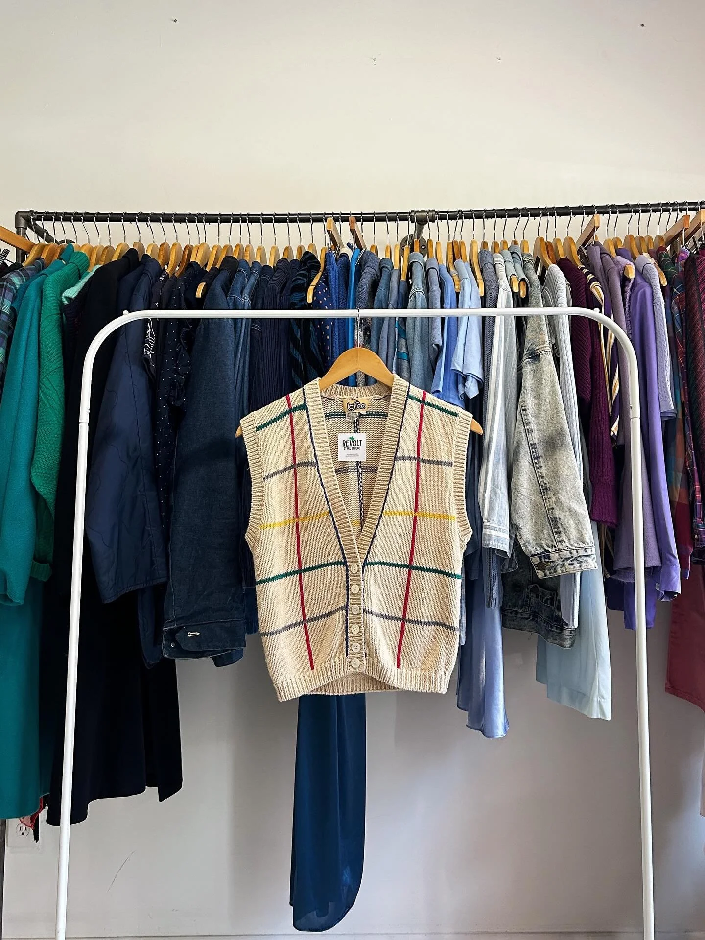 This your sign to stop scrolling and come try on (and buy😉) some of our new arrivals. 🛍️