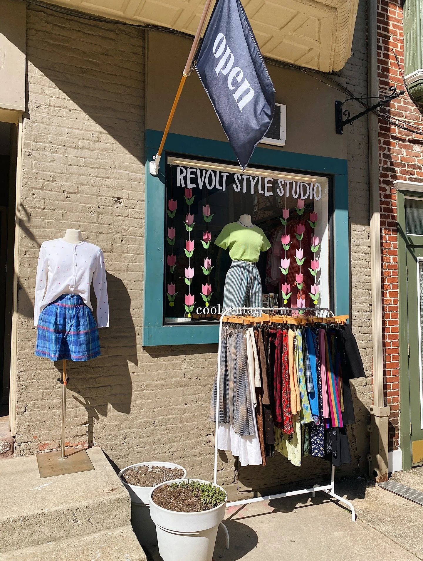 New spring fits for our gals featuring some of our favorite vintage shorts in the shop right now! That&rsquo;s right, it&rsquo;s shorts season, and we&rsquo;ve got some unique finds calling your name.☀️

Open hours:
Tuesday 10-4
Thursday 10-4
Friday 