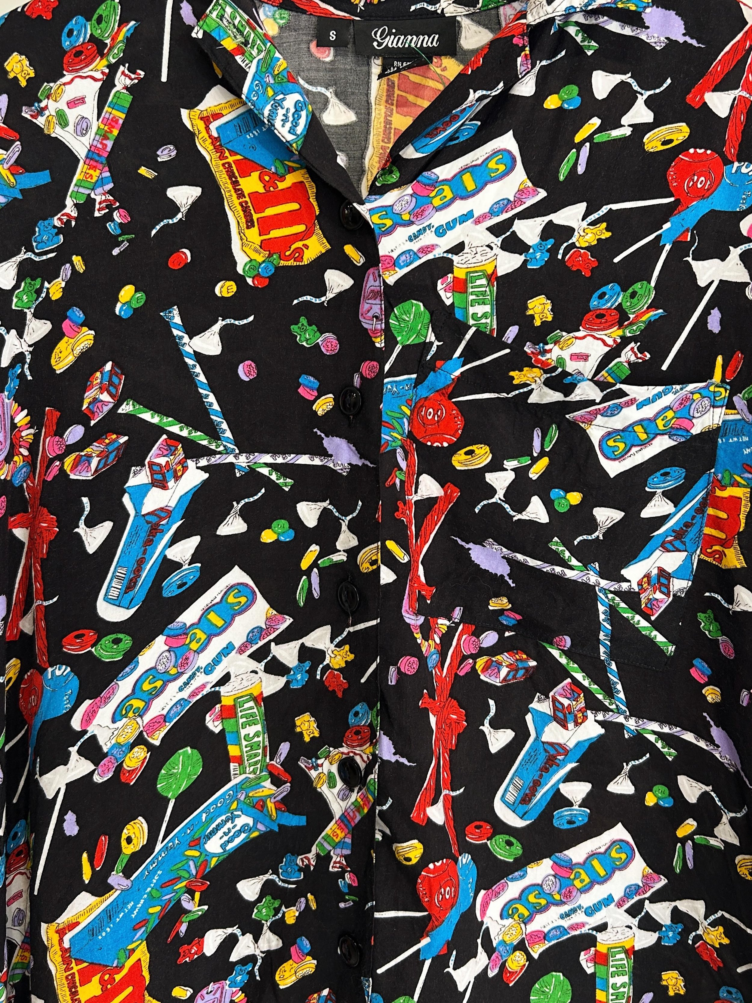 Sometimes you just have to appreciate the details.✨
The colors, the textures, the patterns&hellip;that&rsquo;s what makes vintage clothing so much fun!🕺
