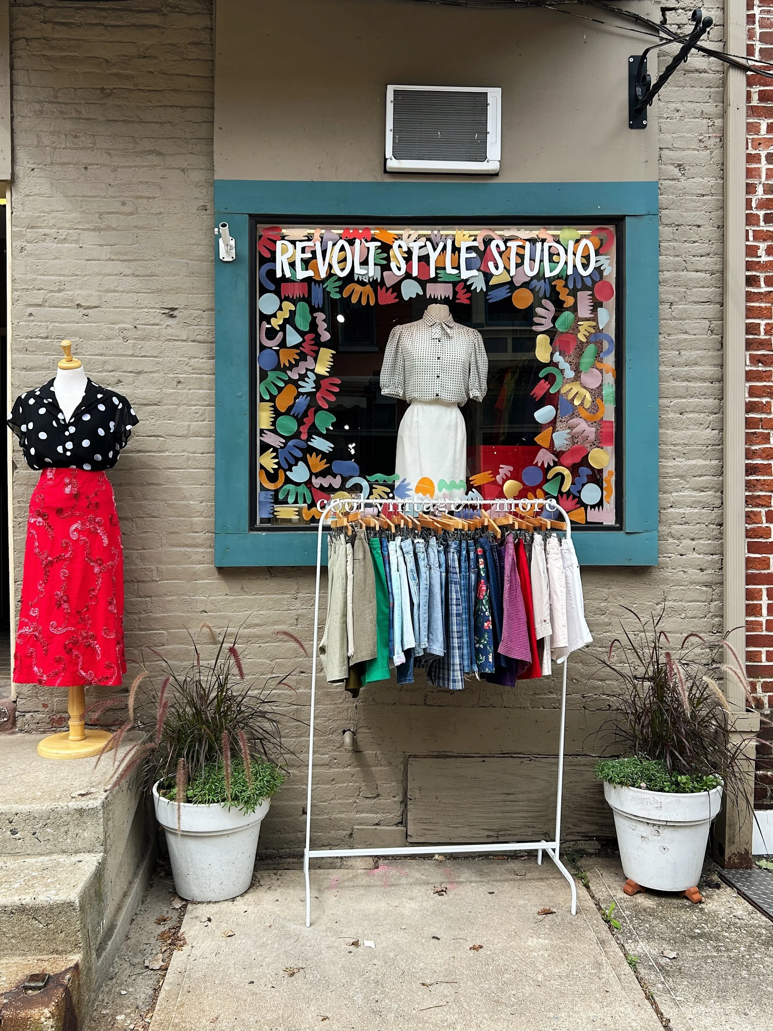 We have good news and bad news&hellip;
The bad news? It&rsquo;s August, which means summer is basically over. 😭
The good news? Our End of Summer Sale starts this weekend!
✨ 50% off shorts, tanks, tees, and select skirts.
Stop by for First Friday or 