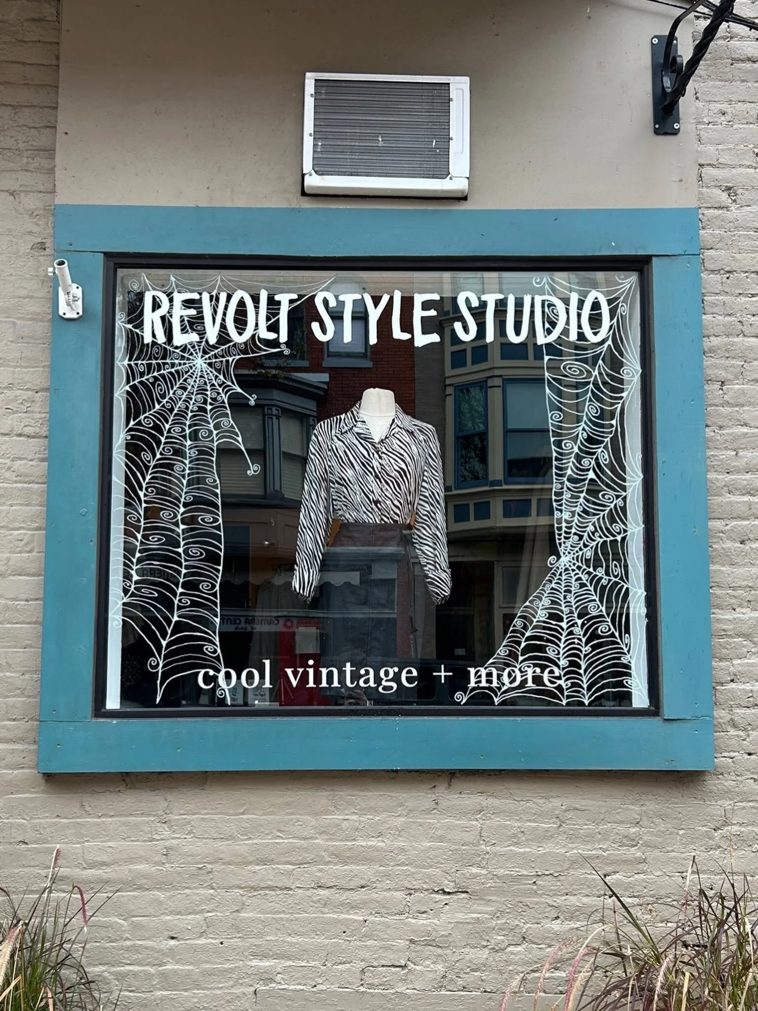 This fall weather is really getting us in the mood for some Halloween vibes.🕸️ Of course, that means we needed a new window display! @missmikaylamakes freehanded these whimsical spiderwebs on our window and we&rsquo;re kinda obsessed.🕷️