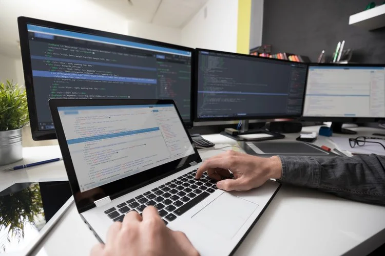 Canva+-bytek-it-virtual-data+monitoring.jpg